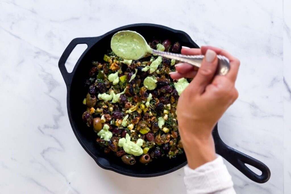 Topping with vinaigrette.